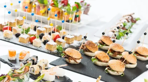 Eine Auswahl an Speisen an, die leicht zu essen sind und sich hervorragend für eine Einweihungsparty eignen.