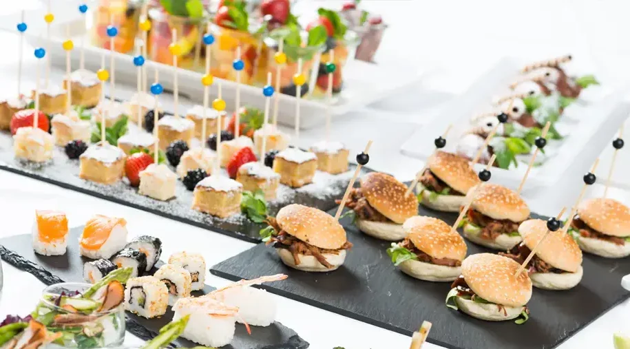 Eine Auswahl an Speisen an, die leicht zu essen sind und sich hervorragend für eine Einweihungsparty eignen.