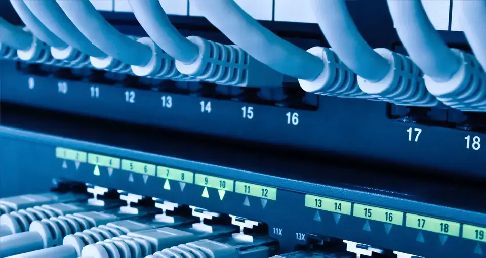 Büroumzug-IT-Infrastruktur-Kabel von einem Computer
