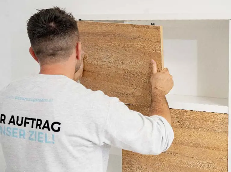 Mitarbeiter von DasUmzugsteam baut eine Schublade fachgerecht zusammen.