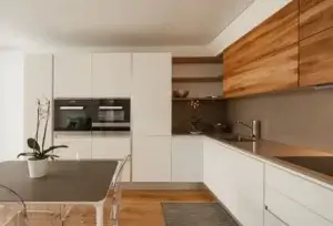 Ein cremefarbige fertig montierte Küche
