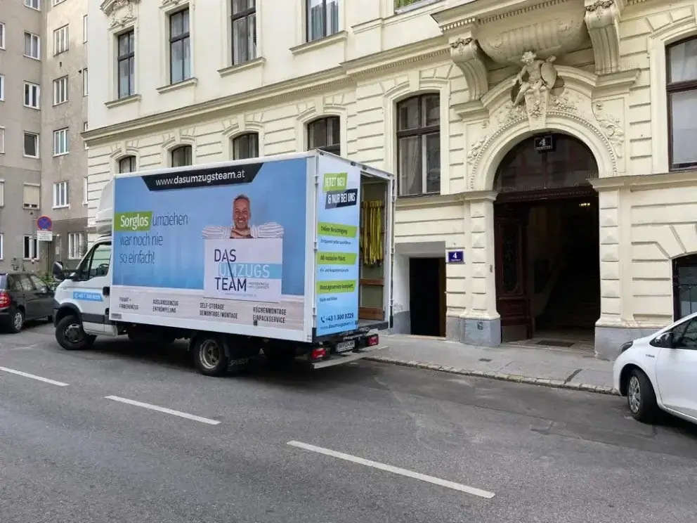 Ein Umzugs LKW steht vor einem Gebäude im 15. Bezirk für einem Umzug in in Wien