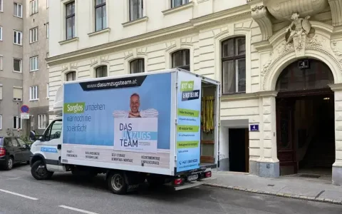 Ein Umzugs LKW steht vor einem Gebäude im 15. Bezirk für einem Umzug in in Wien