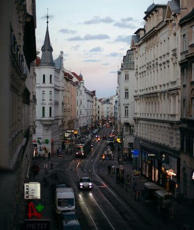 Parekn auf der Landstraßer Hauptstraße mit Geschäften - wichtiges Thema beim Wohnungswechsel