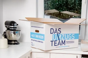 Nachhaltig Umziehen - eine weiße Küche wird ausgeräumt und die Gegenstände in Umzugskartons verpackt