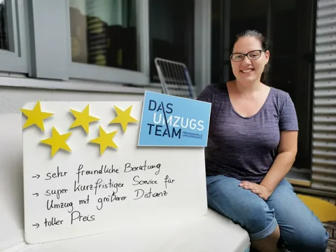 Kundenbewertung: einer jungen Frau sitzt neben einer Tafel mit 5 goldenen Sternen