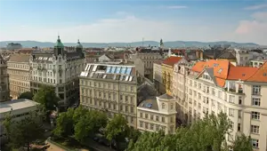 Ein Blick über die Dächer von drei schönen alten Häusern In wien