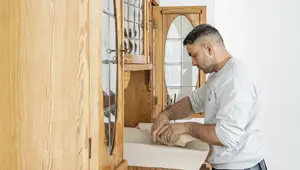 Ein Möbelpacker verpackt Gläser
