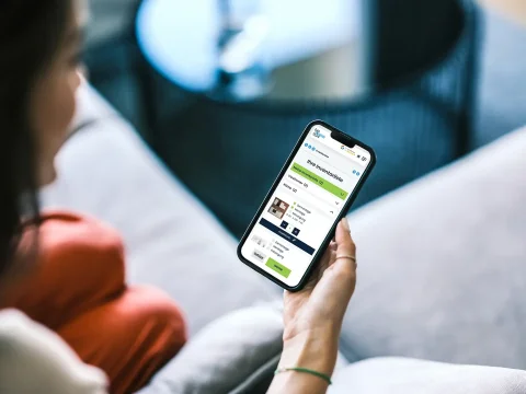 Frau besucht DasUmzugsteam website und hat den Digitalen Möbelerfasser aus ausgefüllt und sucht nun Möbel aus.