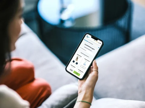 Frau besucht DasUmzugsteam website und ist auf der Zusatzleistungsseite des Digitalen Möbelerfassers