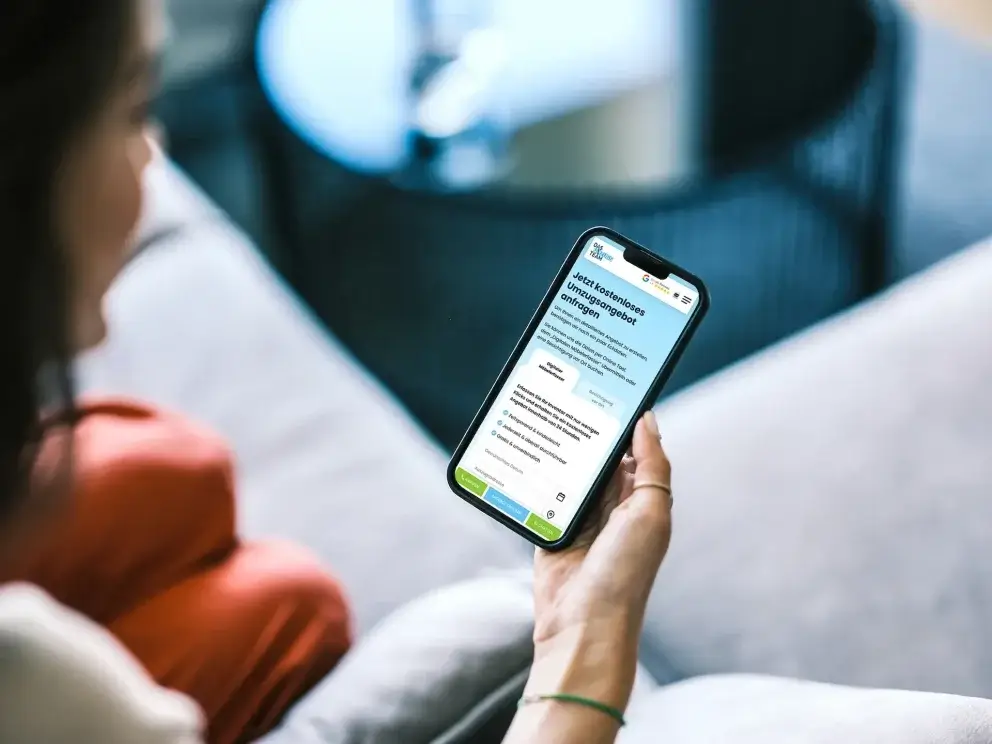 Frau besucht DasUmzugsteam website und füllt den Digitalen Möbelerfasser aus