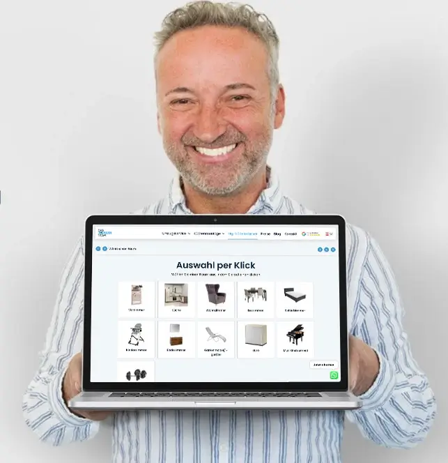 Mann zeigt begeistert den digitalen Möbelerfasser auf einem Laptop her - DasUmzugsteam
