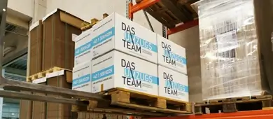 Wiener Möbelpacker: Kartons werden mit einem Stapler in einem Hochregal eingelagert.