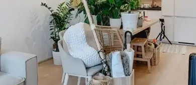 Wiener Möbelpacker: alte Möbel und Gegenstände stehen zur Entsorgung im Wohnzimmer bereit.
