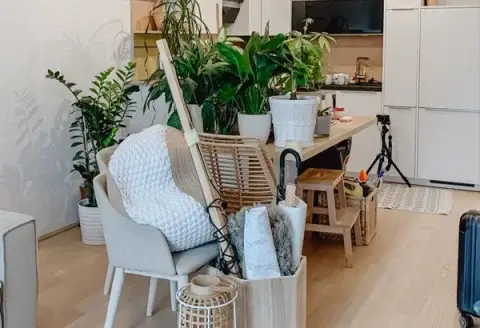 Zusatzleistungen Umzug: Möbel und Gegenstände stehen im Wohnzimmer bereit für die Entsorgung