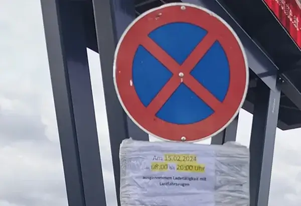 Umzug Zusatzleistungen: Eine Halteverbotstafel
