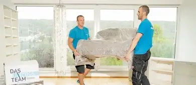 Wiener Möbelpacker tragen ein Sofa